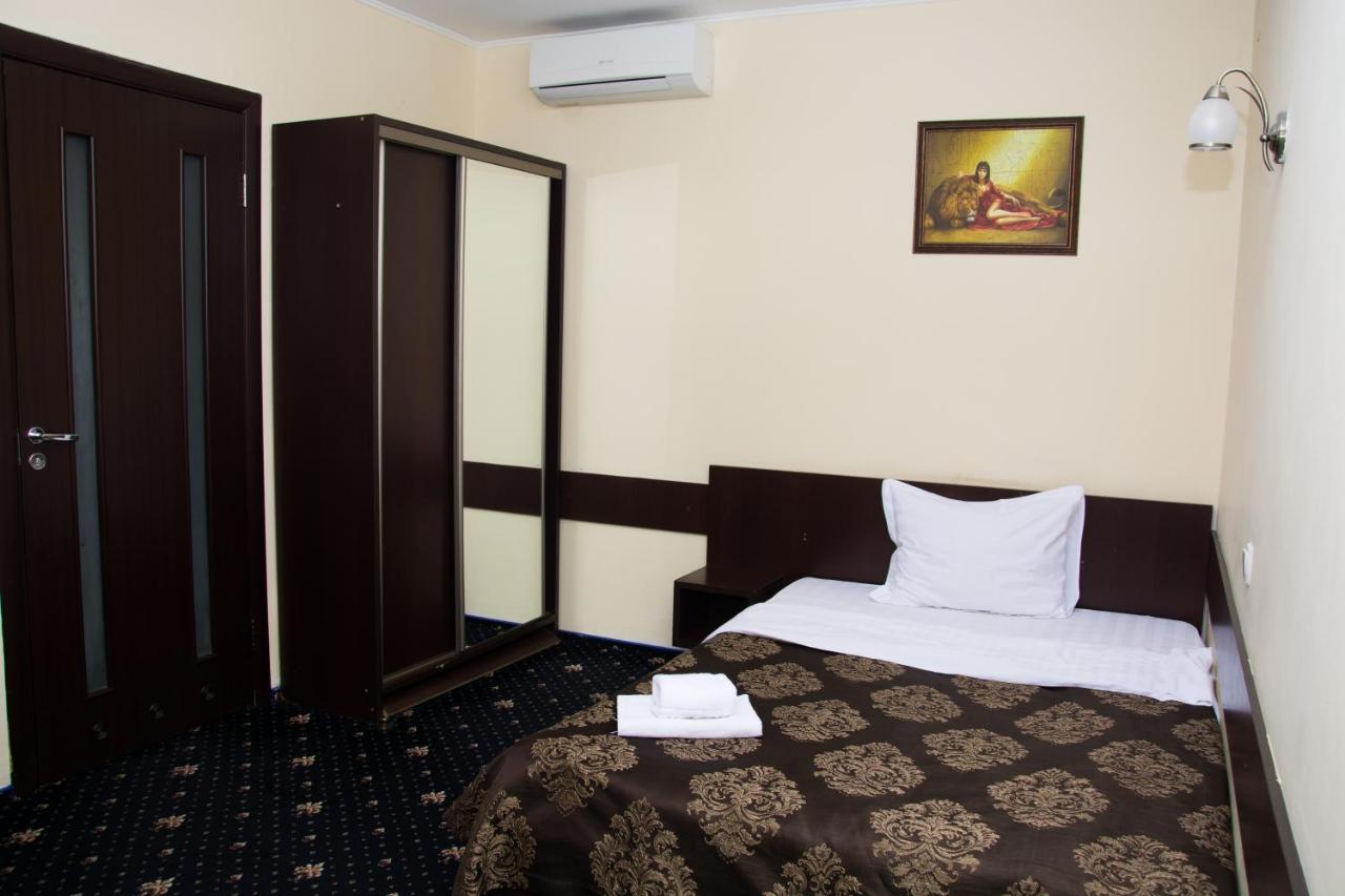 Faraon Hotel Ивано-Франковск Экстерьер фото