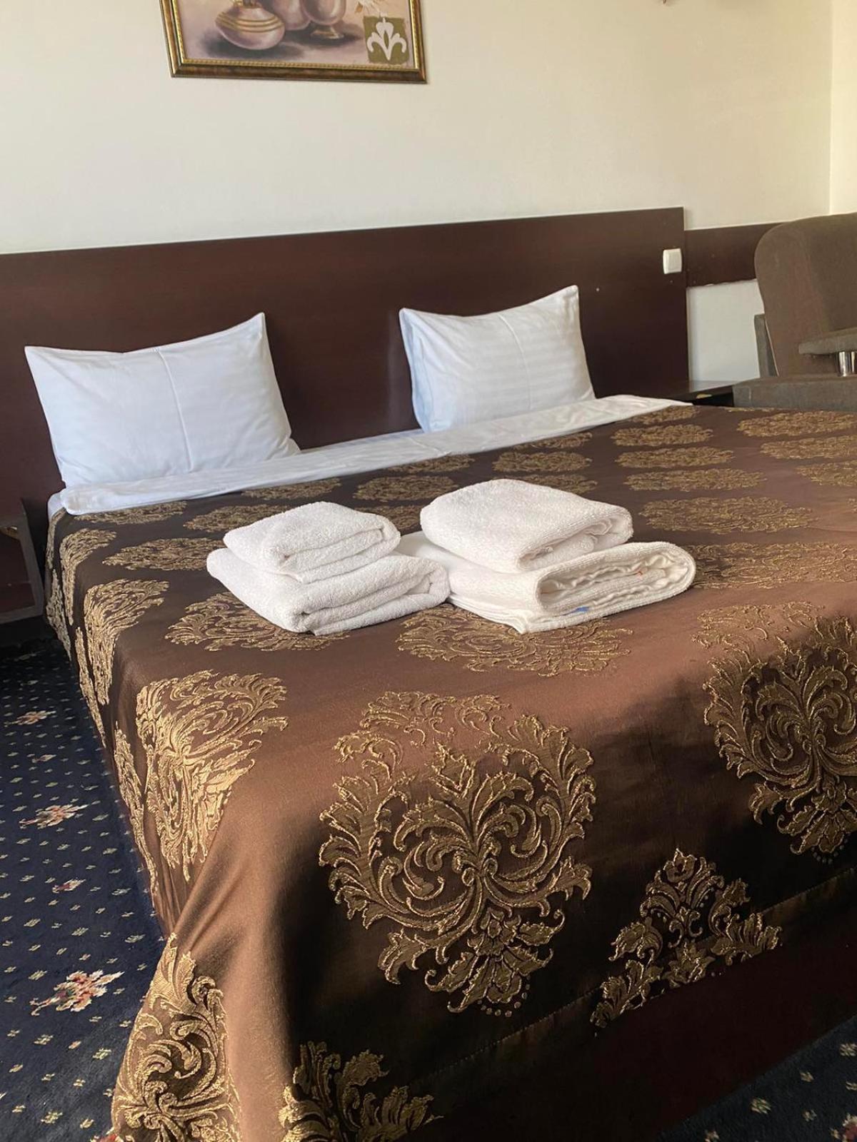 Faraon Hotel Ивано-Франковск Экстерьер фото